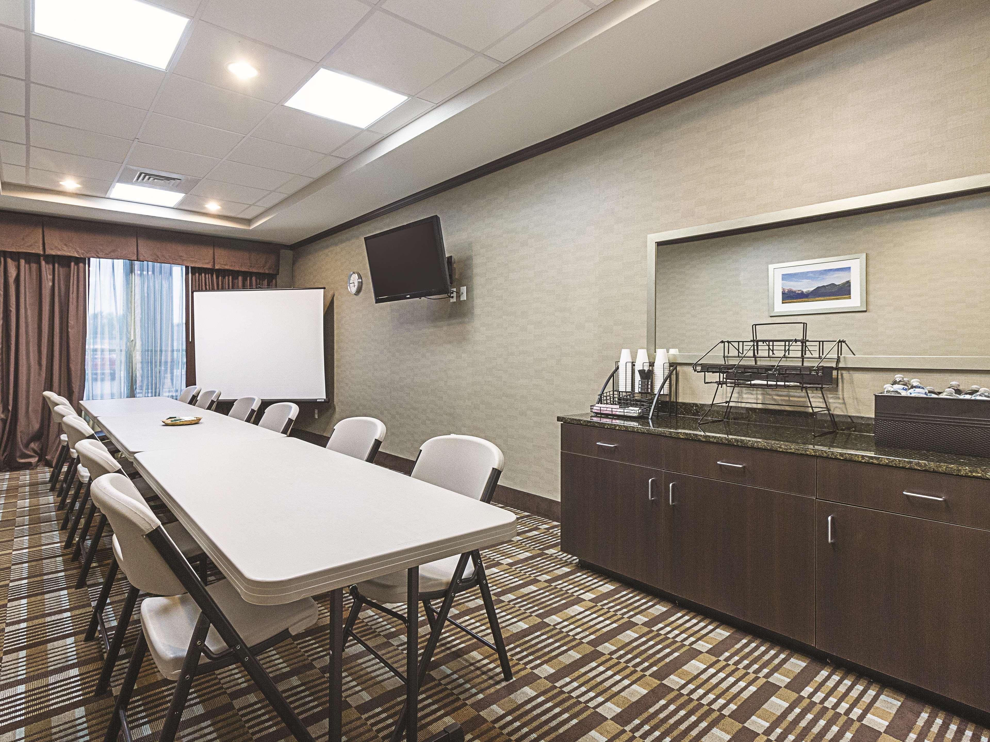 La Quinta Inn & Suites Casino And Bar By Wyndham Glendive Exterior photo